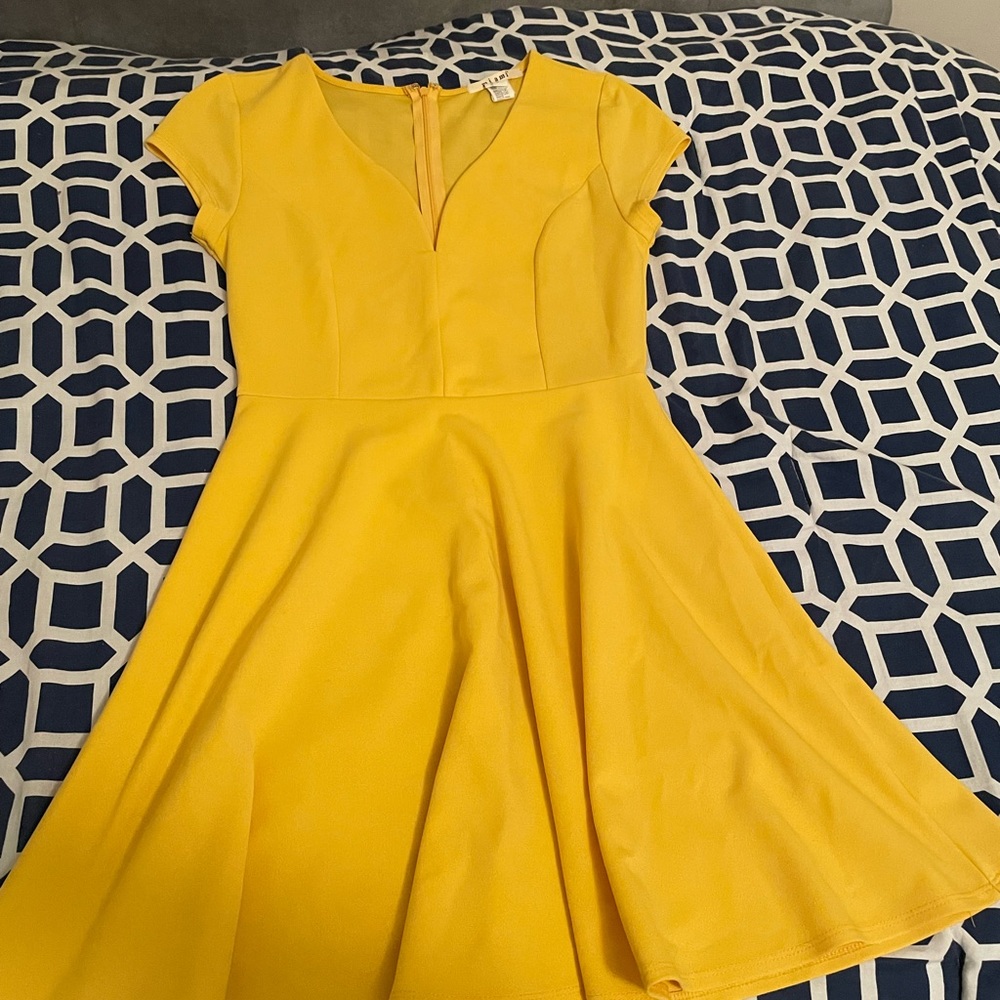 Yellow dress with sweetheart neckline
